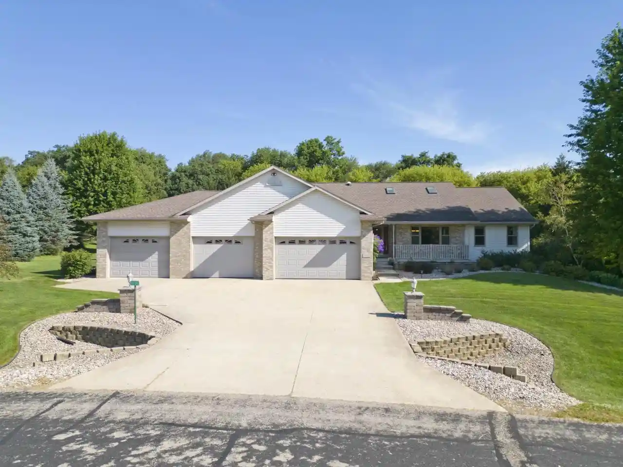 1st image of 3096 Castleton Crossing Crossing, Sun Prairie, WI 53590 | MLS# 2029952