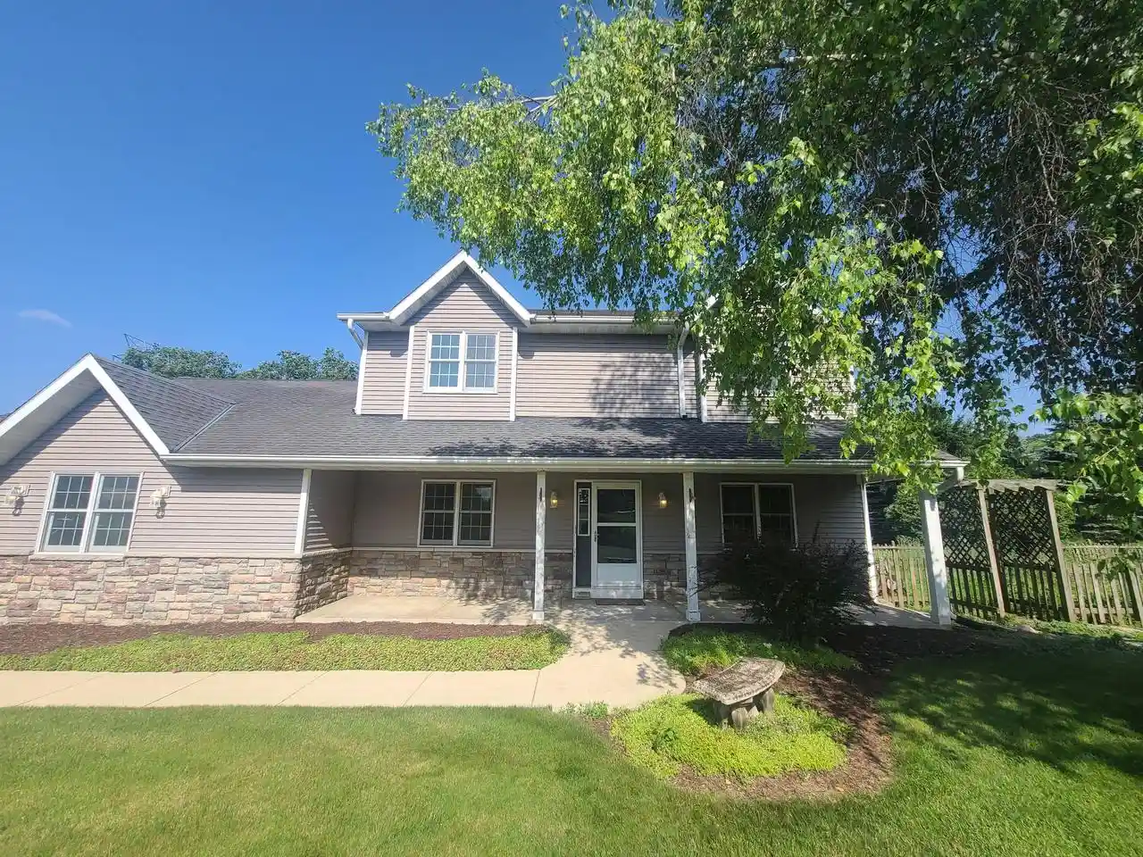 Photo 1 of Single family home for sale at W220s3864 Crestview Dr Dr, Waukesha, WI 53189 | MLS# 1975264 | Listing updated on 2026-09-01