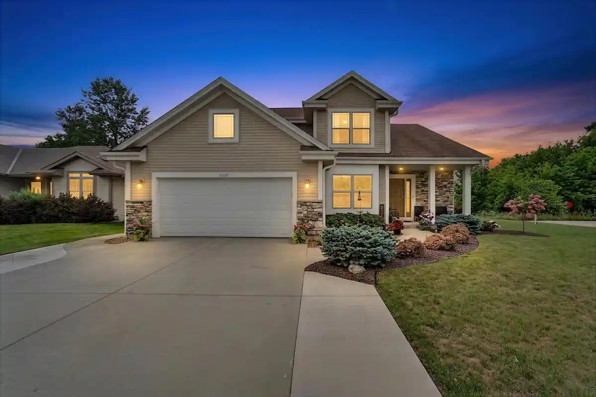 1st image of 10421 Prairie Crossing Dr Dr, Caledonia, WI 53126 | MLS# 1975267