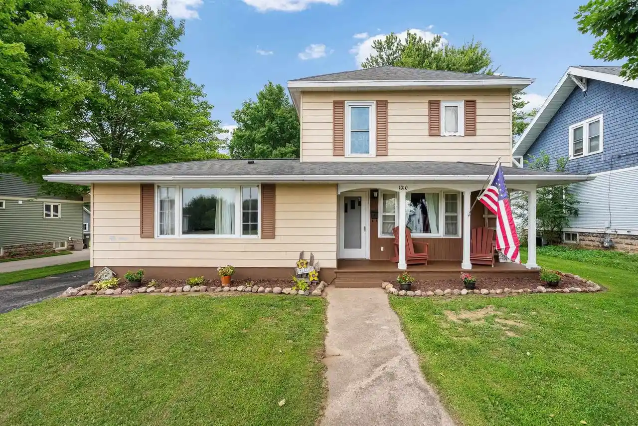 1st image of 1010 S Pearl Street Street, New London, WI 54961 | MLS# 50330631