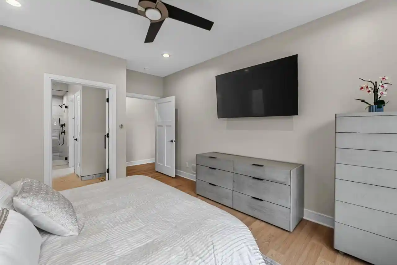4th image of 1407 W Eastbrook Dr Dr, Mequon, WI 53092 | MLS# 1975280