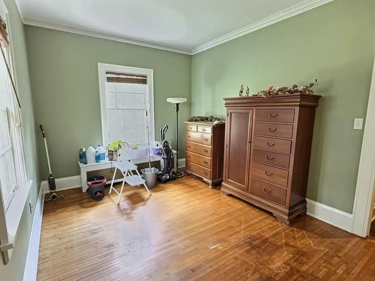 2nd image of 628 W Irving Avenue Avenue, Oshkosh, WI 54901 | MLS# 50330680
