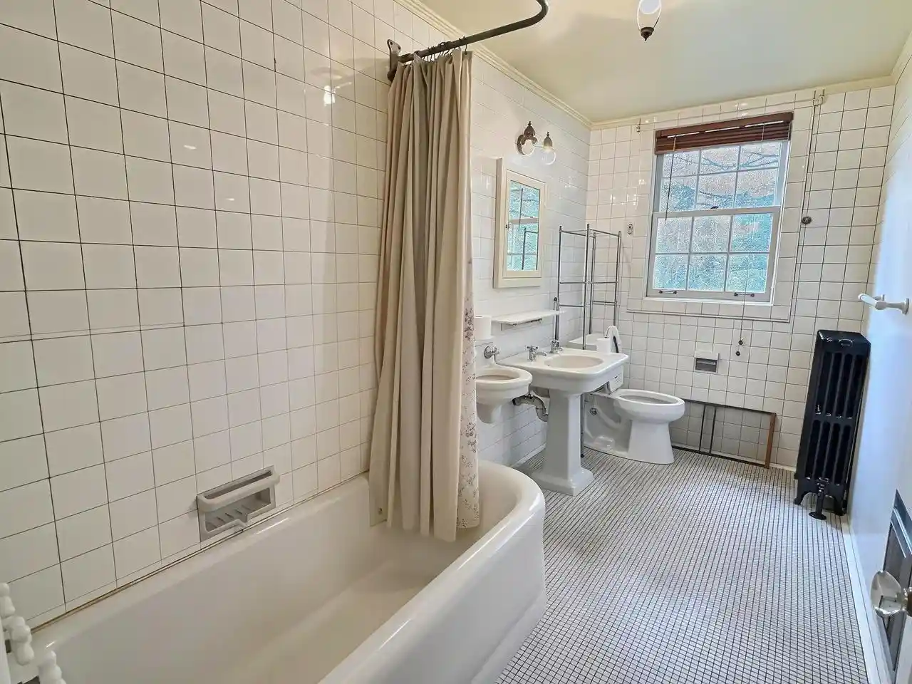 Photo 4 of Single family home for sale at 628 W Irving Avenue Avenue, Oshkosh, WI 54901 | MLS# 50330680 | Listing updated on 2026-10-04