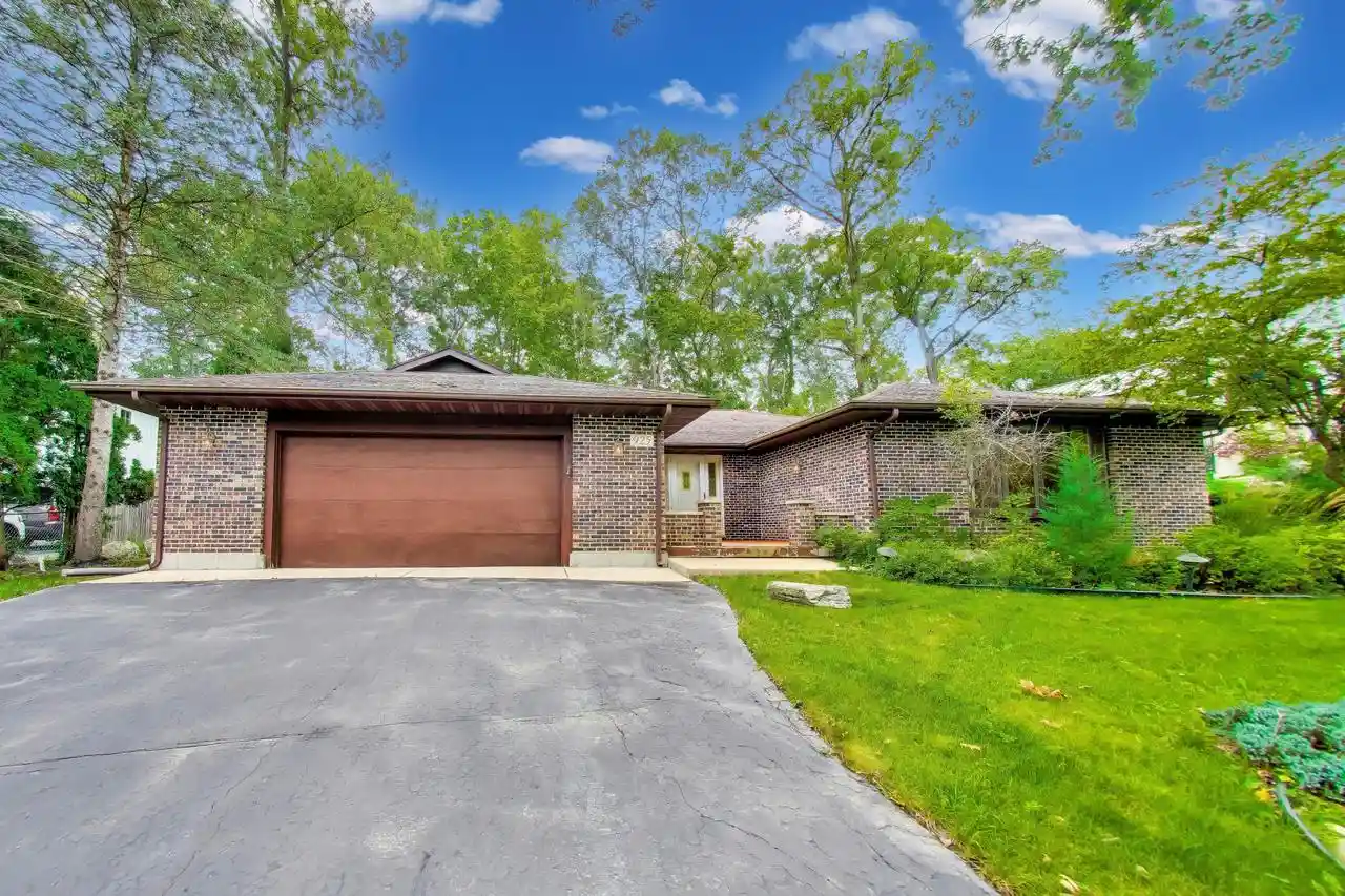 Photo 1 of Single family home for sale at 925 Tarrant Dr Dr, Fontana, WI 53125 | MLS# 1975412 | Listing updated on 2026-09-03