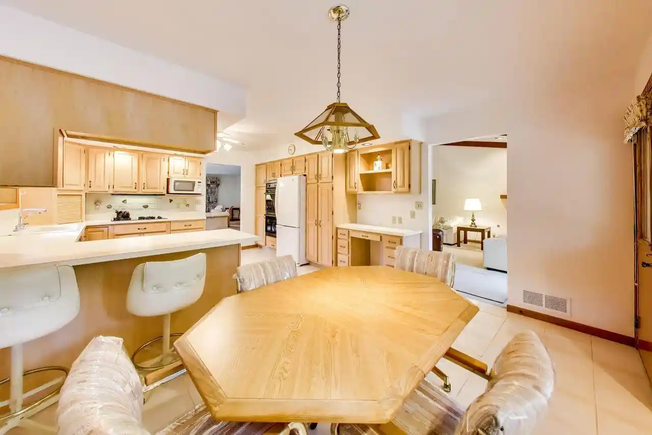 Photo 2 of Single family home for sale at 925 Tarrant Dr Dr, Fontana, WI 53125 | MLS# 1975412 | Listing updated on 2026-09-03