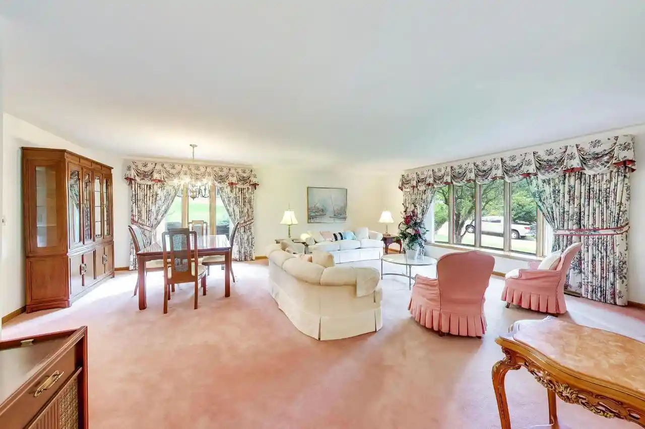 Photo 2 of Single family home for sale at 925 Tarrant Dr Dr, Fontana, WI 53125 | MLS# 1975412 | Listing updated on 2026-09-03