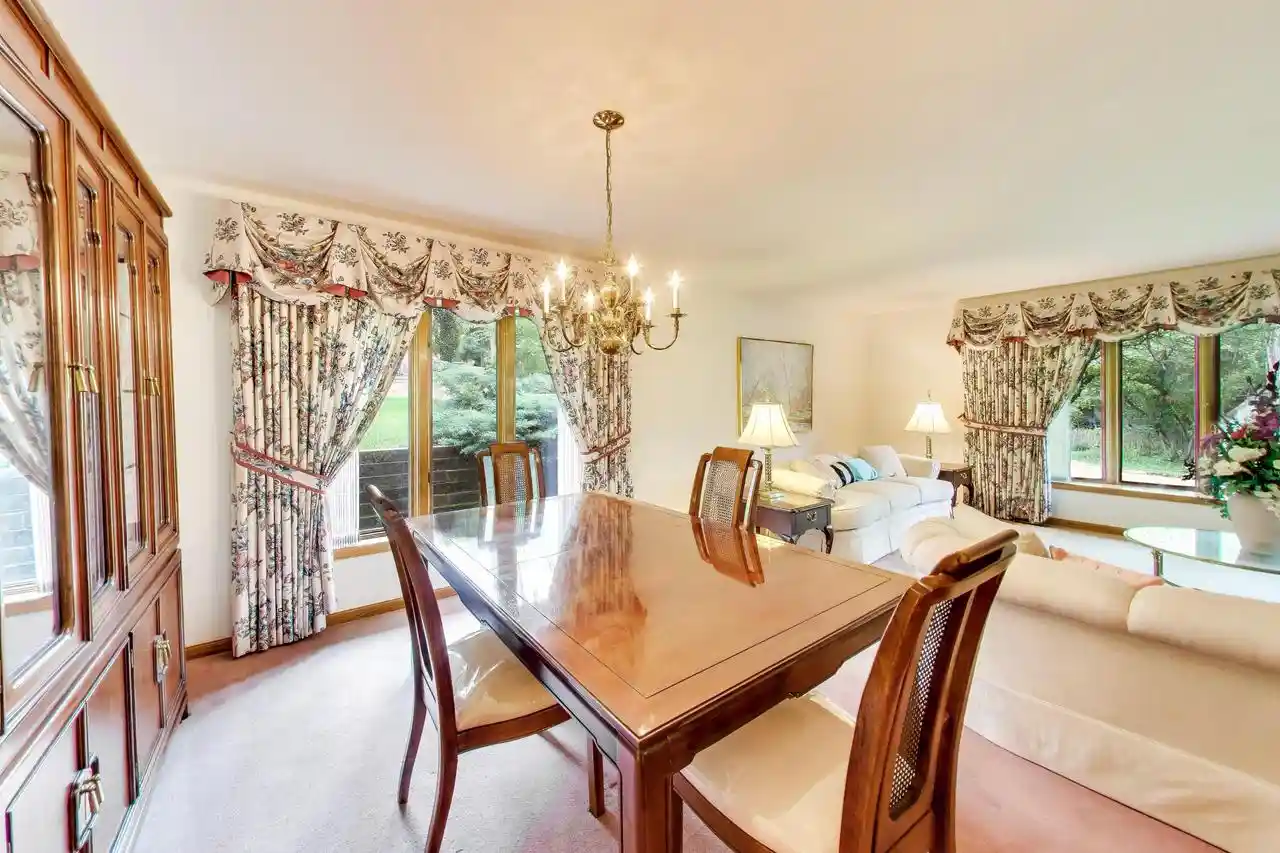 Photo 3 of Single family home for sale at 925 Tarrant Dr Dr, Fontana, WI 53125 | MLS# 1975412 | Listing updated on 2026-09-03