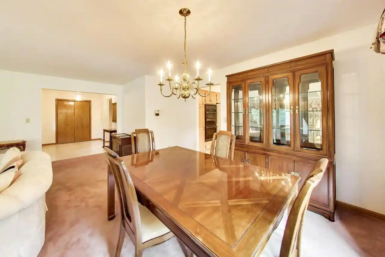 Photo 4 of Single family home for sale at 925 Tarrant Dr Dr, Fontana, WI 53125 | MLS# 1975412 | Listing updated on 2026-09-03