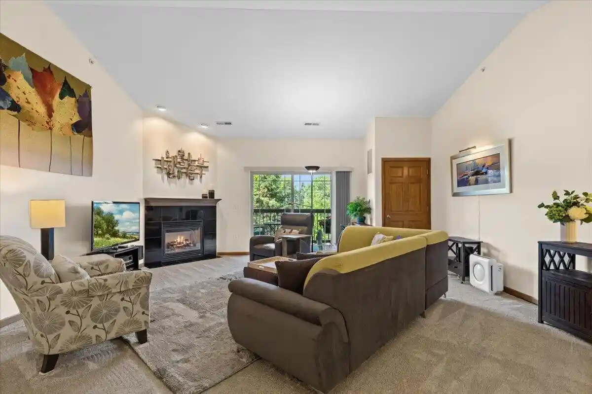 3rd image of 230 Hilldale Dr Dr, Hartford, WI 53027