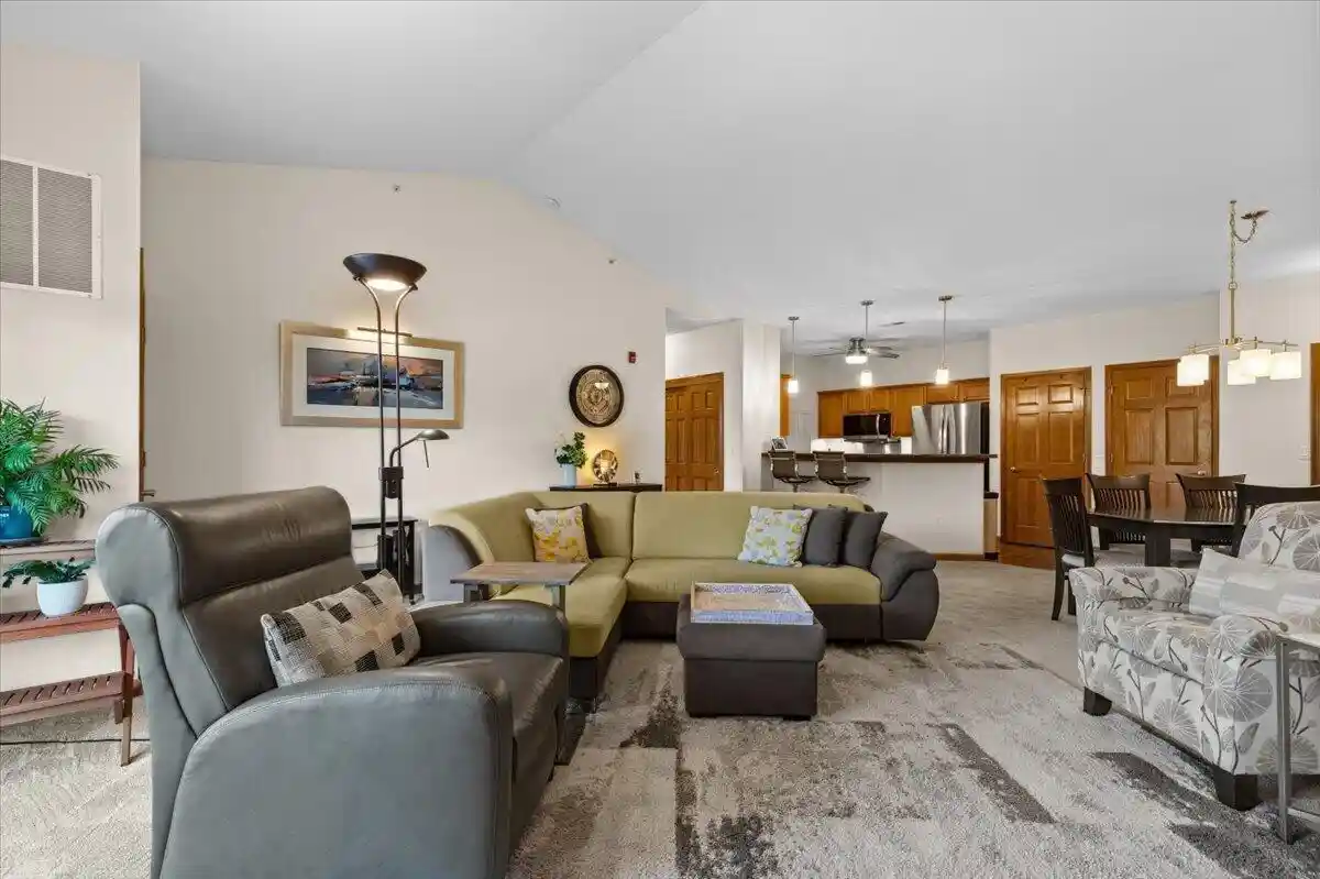 4th image of 230 Hilldale Dr Dr, Hartford, WI 53027