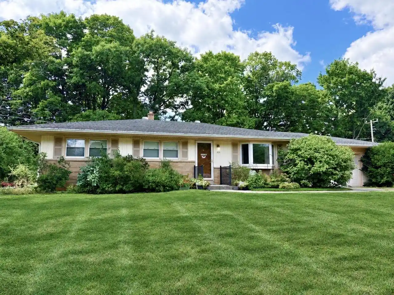 1st image of 875 Anthony Lane Lane, Brookfield, WI 53045 | MLS# 1975439