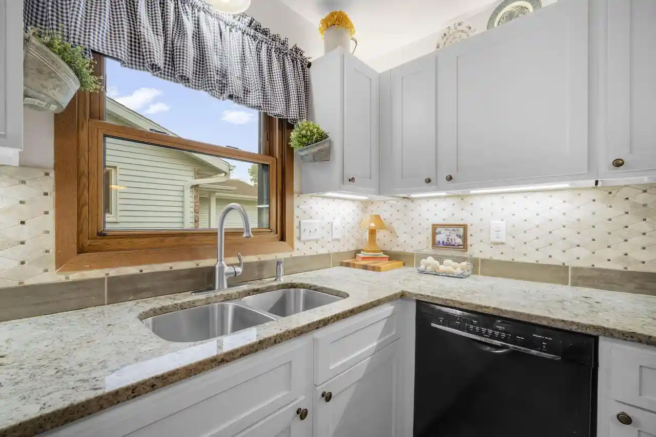 3rd image of 5553 S Swift Avenue Avenue, Cudahy, WI 53110 | MLS# 1975484