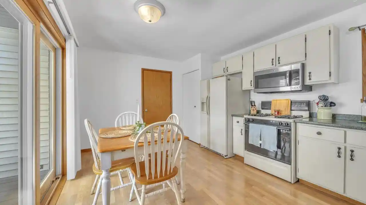2nd image of 7266 S Delaine Dr Dr, Oak Creek, WI 53154 | MLS# 1975532