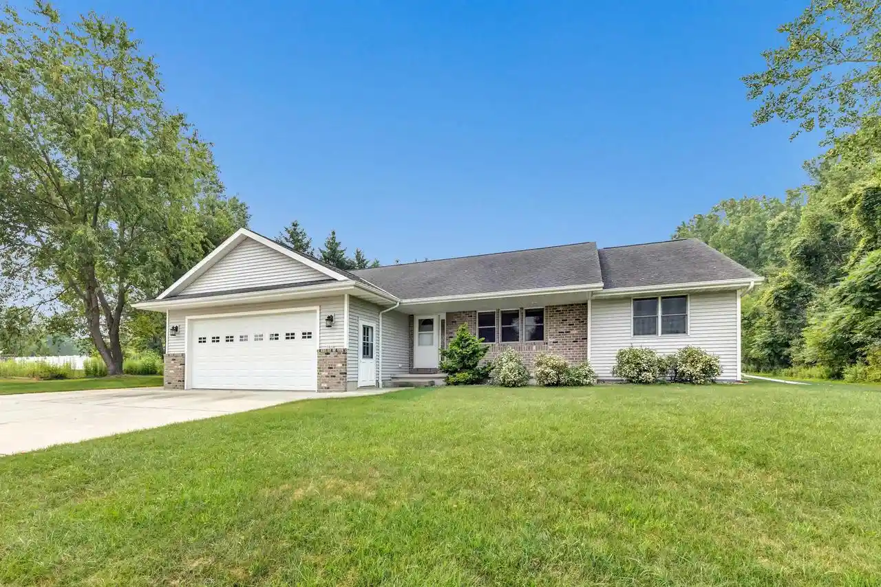 1st image of 3533 Leeds Castle Dr Dr, Green Bay, WI 54313 | MLS# 50330710