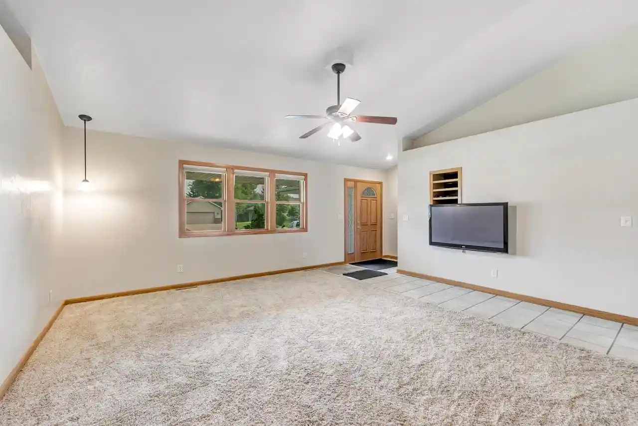 2nd image of 3533 Leeds Castle Dr Dr, Green Bay, WI 54313 | MLS# 50330710