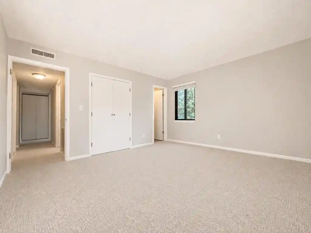3rd image of 1061 Regent Rd Rd, Oconomowoc, WI 53066