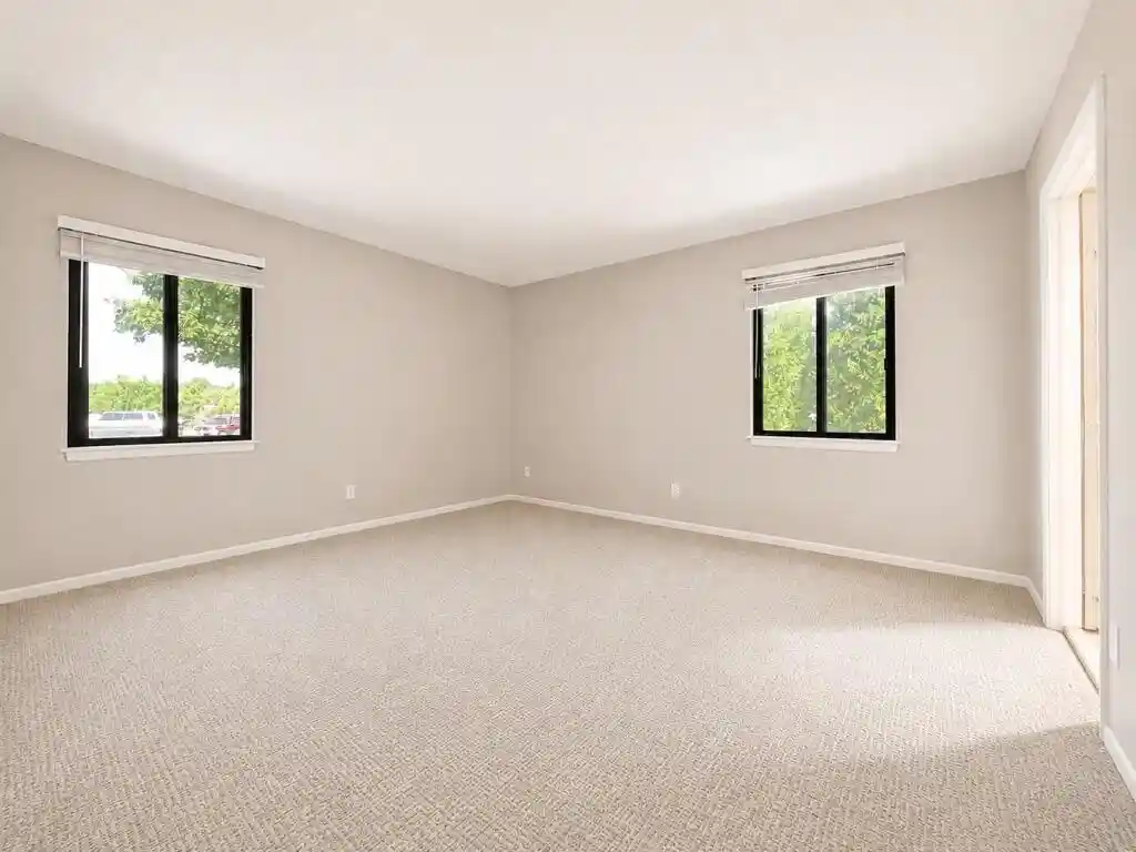 4th image of 1061 Regent Rd Rd, Oconomowoc, WI 53066