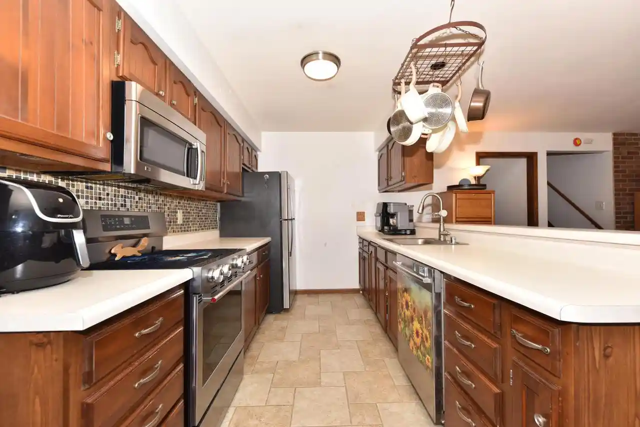 3rd image of N49w36111 Nottingham Ln Ln, Oconomowoc, WI 53066