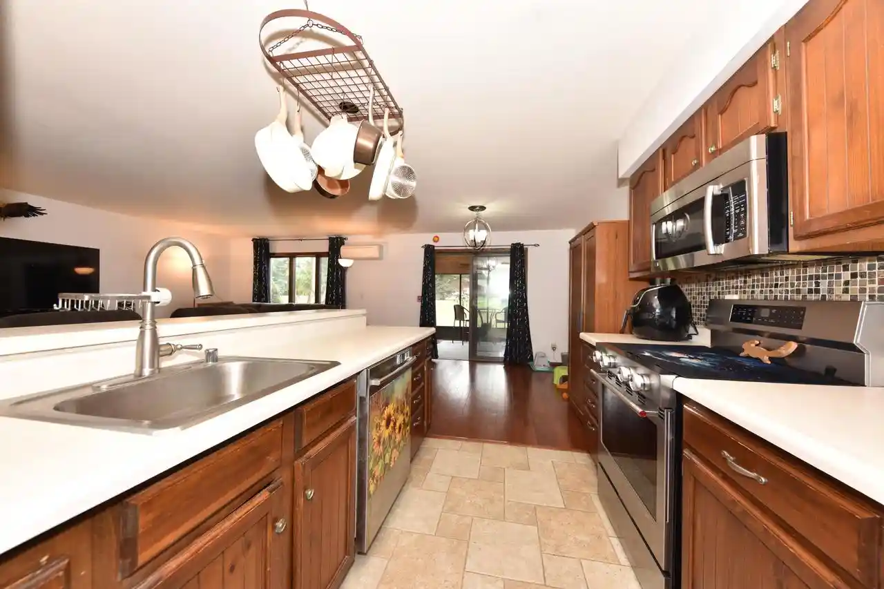 4th image of N49w36111 Nottingham Ln Ln, Oconomowoc, WI 53066