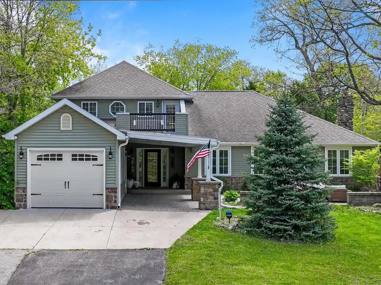 Photo 1 of Single family home for sale at 1069 Sauganash Dr Dr, Fontana, WI 53125 | MLS# 1975587 | Listing updated on 2026-09-14