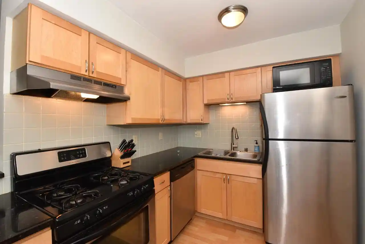 2nd image of 2121 N Cambridge Ave Ave, Milwaukee, WI 53202