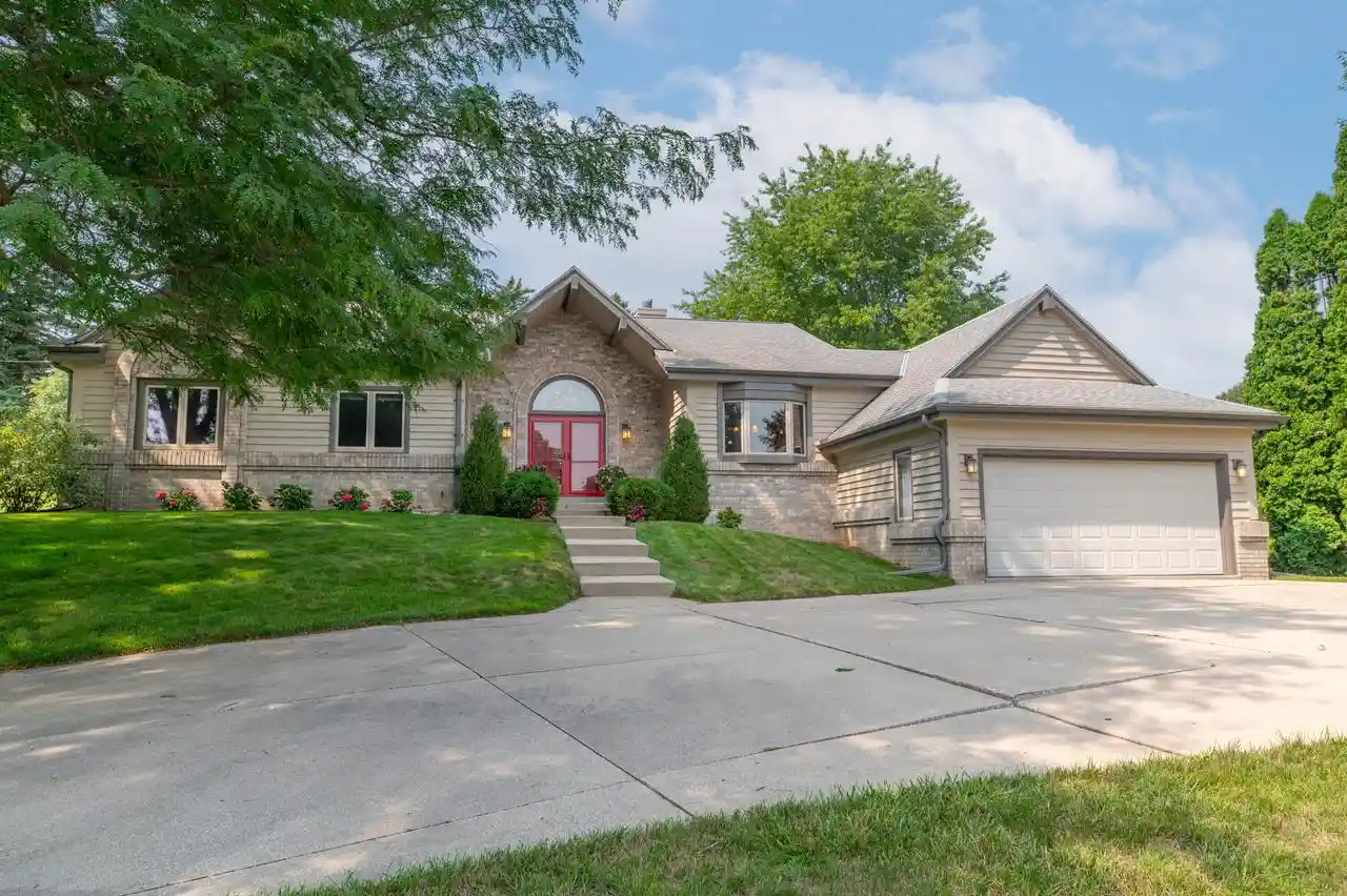 1st image of 16520 W Heatherly Dr Dr, New Berlin, WI 53151 | MLS# 1975640