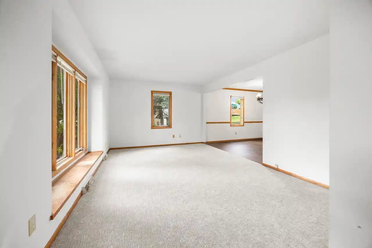 4th image of 21840 Doneswood Dr Dr, Waukesha, WI 53186 | MLS# 1975641