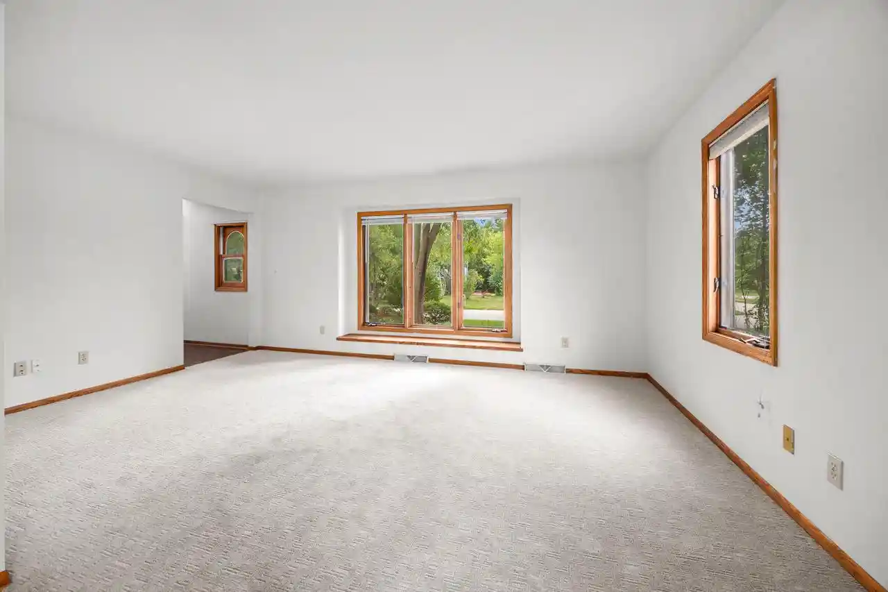 5th image of 21840 Doneswood Dr Dr, Waukesha, WI 53186 | MLS# 1975641