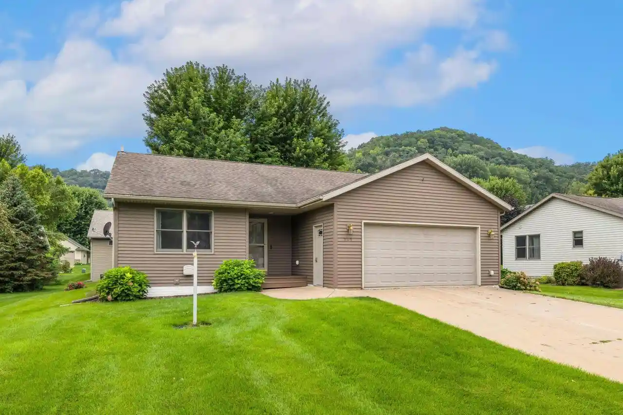 Photo 1 of Sale Pending at 909 Jonathan Lane Lane, La Crescent, MN 55947 | MLS# 1975651 | Listing updated on 2026-08-17