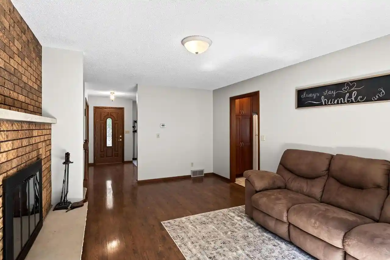 3rd image of 1024 Park Ridge Dr Dr, Onalaska, WI 54650 | MLS# 1975658