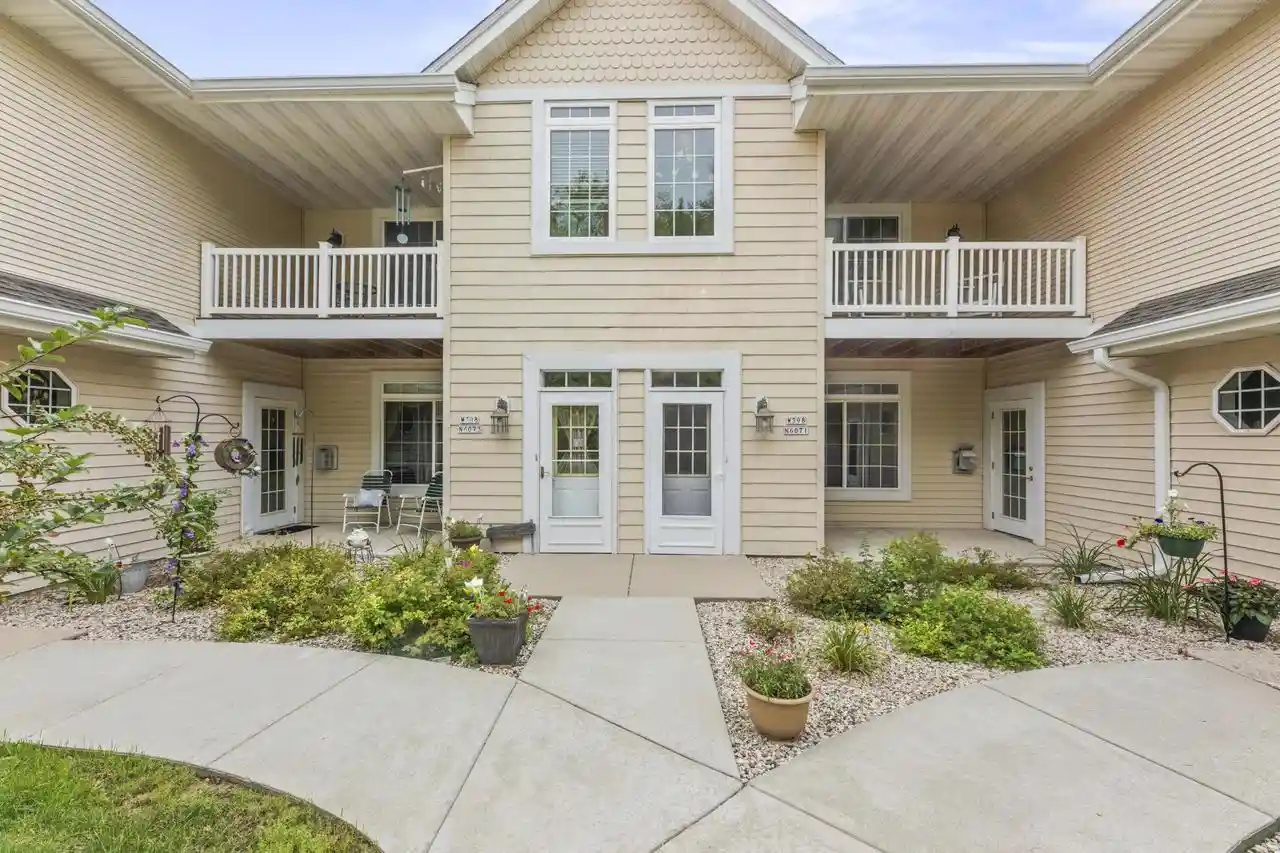 1st image of W398n6071 Autumn Woods Dr Dr, Oconomowoc, WI 53066 | MLS# 1975668