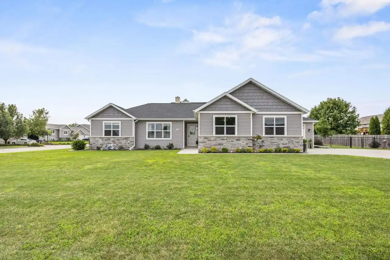 Photo 1 of Single family home for sale at 825 S Lincoln Street Street, Hortonville, WI 54944 | MLS# 50330795 | Listing updated on 2026-08-29