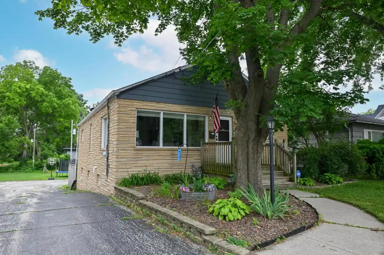 1st image of 246 North Avenue Avenue, Hartland, WI 53029 | MLS# 1975682