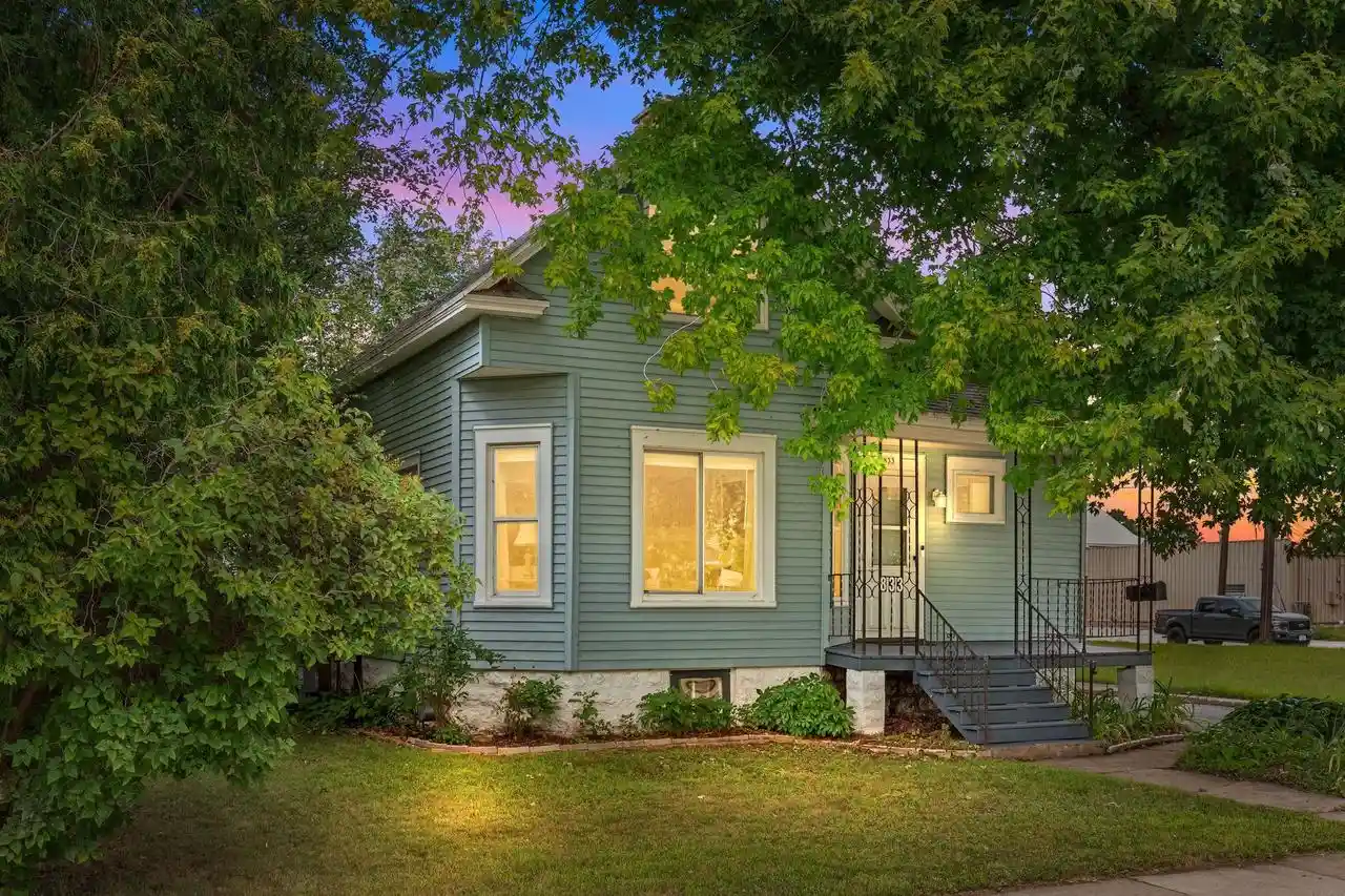 1st image of 833 Jefferson Street Street, Oshkosh, WI 54901 | MLS# 50330821