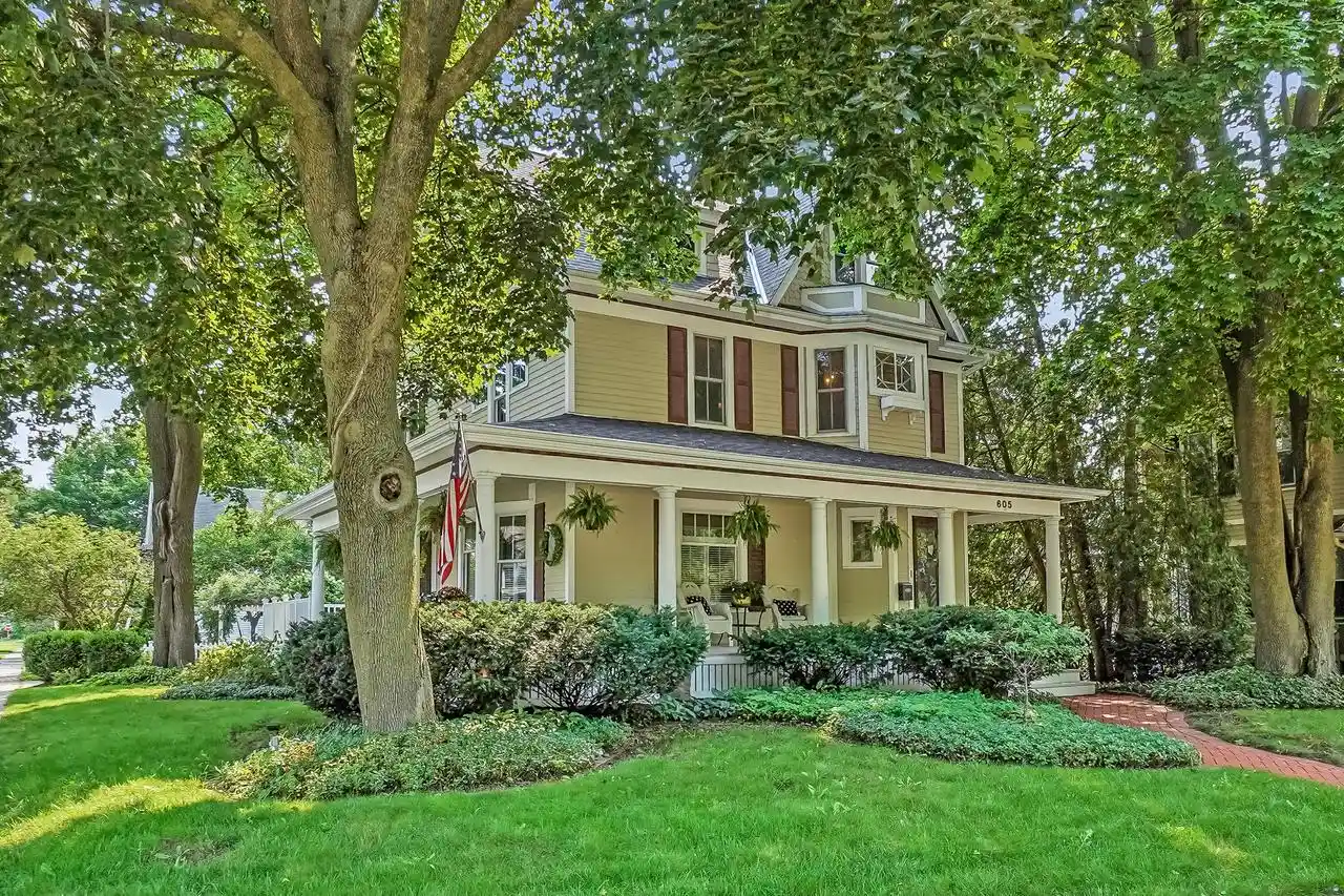 1st image of 605 W Wisconsin Avenue Avenue, Oconomowoc, WI 53066 | MLS# 1975719