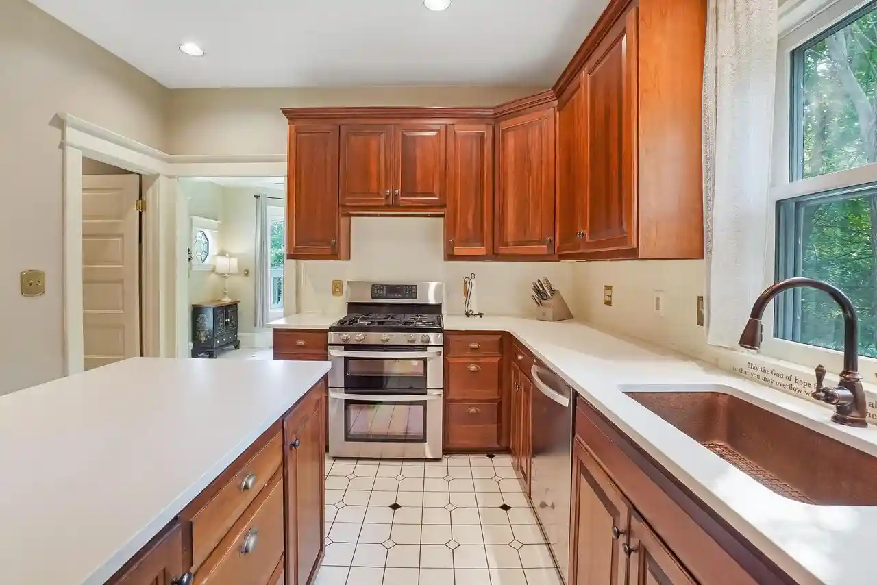2nd image of 605 W Wisconsin Avenue Avenue, Oconomowoc, WI 53066 | MLS# 1975719