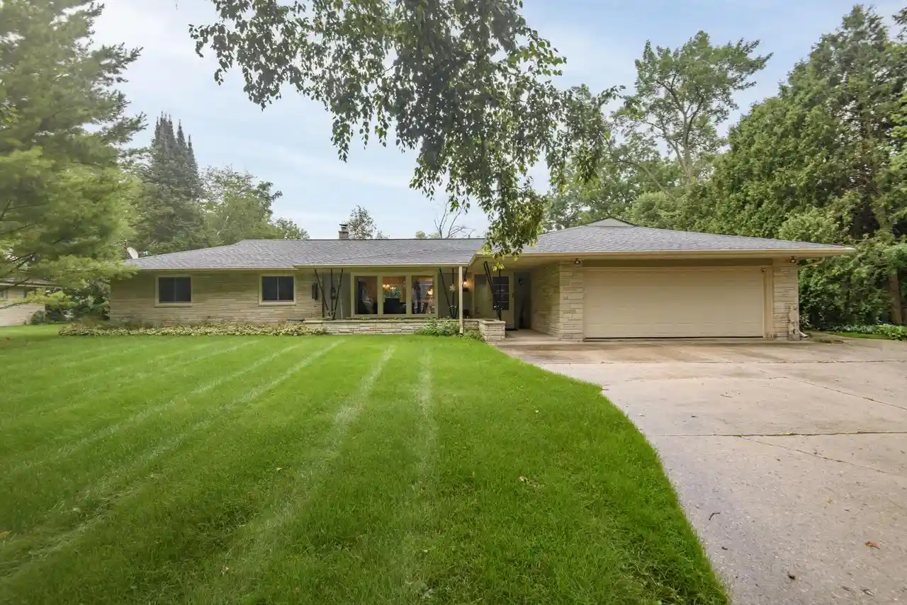 Photo 1 of Single family home for sale at 7420 N Longview Avenue Avenue, Glendale, WI 53209 | MLS# 1975723 | Listing updated on 2026-08-21