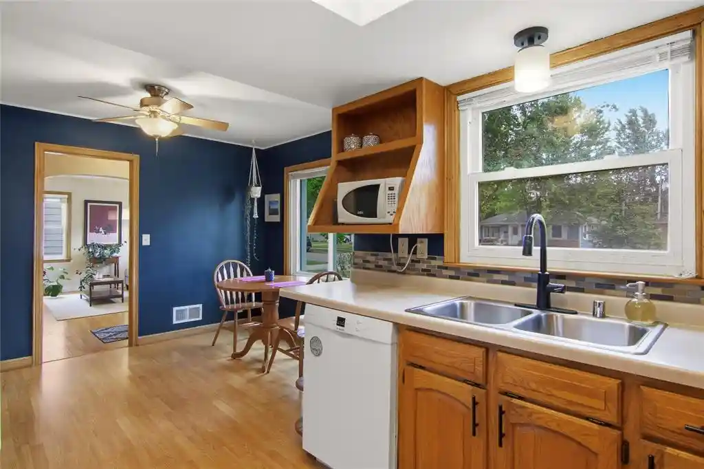 3rd image of 230 W Grant Avenue Avenue, Eau Claire, WI 54701 | MLS# 1604055