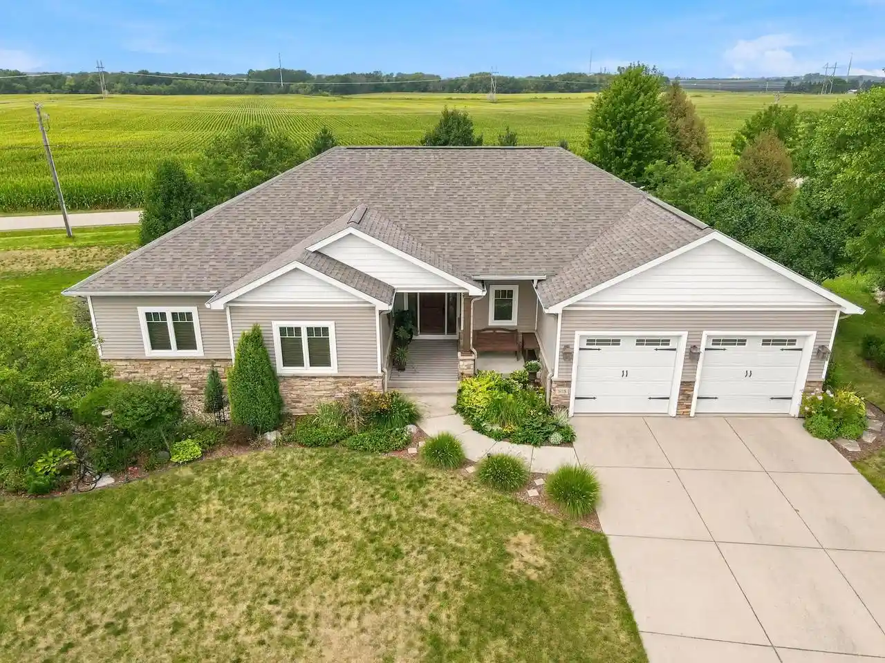 1st image of 818 Bluebird Pass Pass, Cambridge, WI 53523 | MLS# 2030262