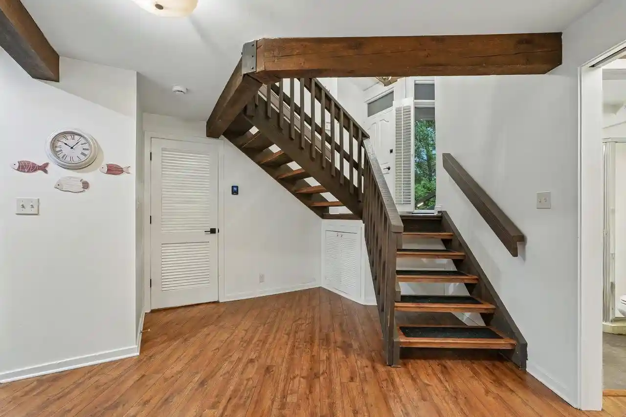 Photo 3 of Condo for sale at 930 Alpine Dr, Fontana, WI 53125 | MLS# 1975896 | Listing updated on 2026-10-09