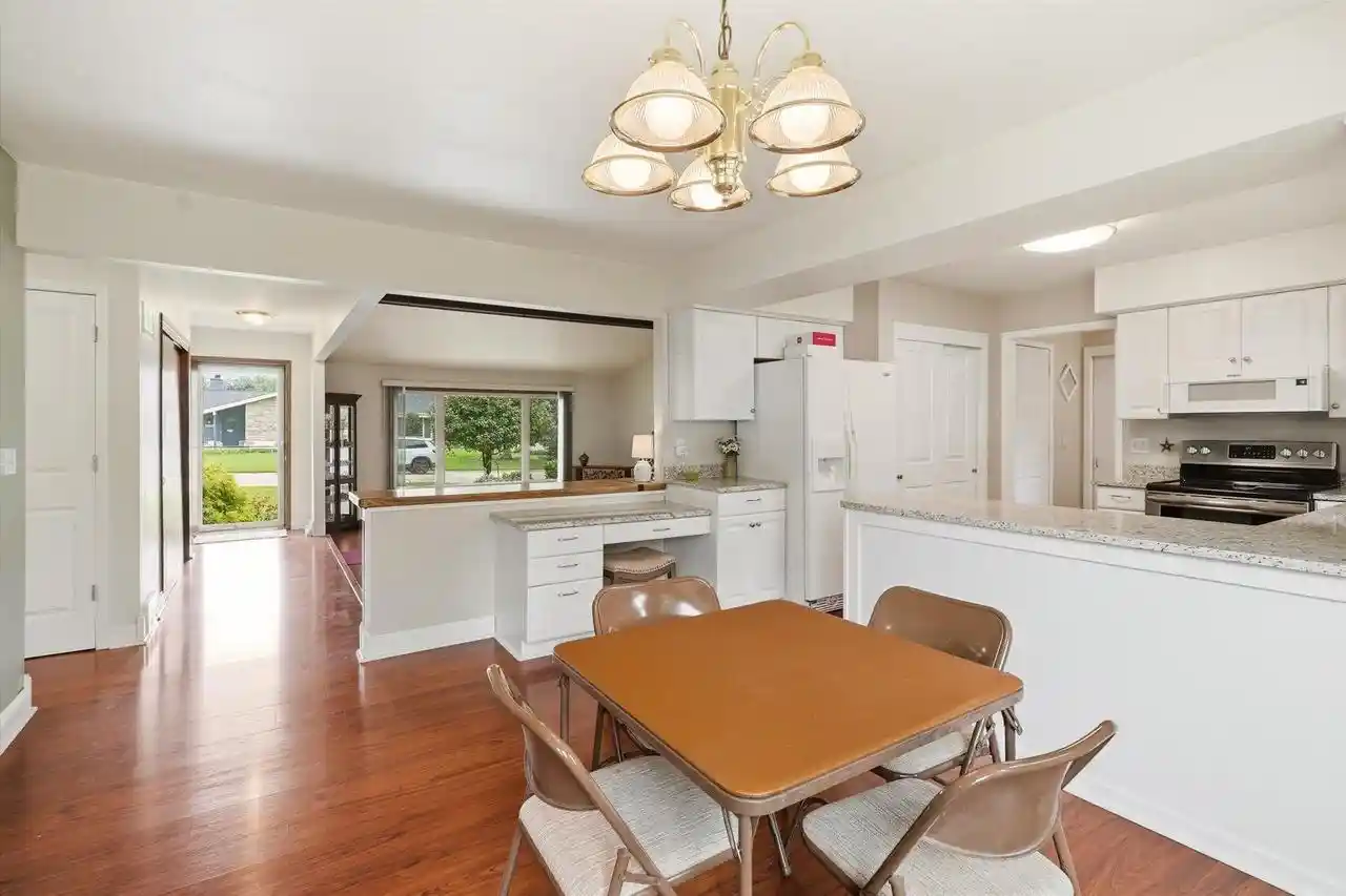 4th image of 16010 W Cynthia Dr Dr, New Berlin, WI 53151 | MLS# 1975902