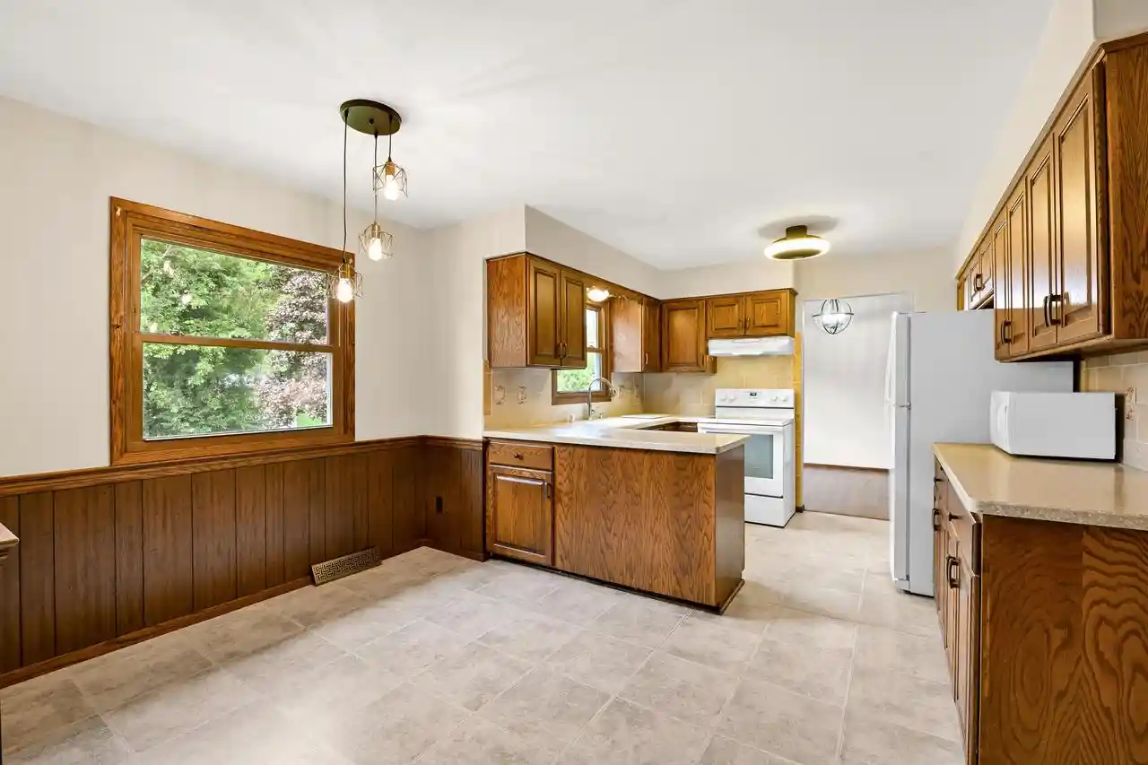 4th image of 15100 W Glendale Dr Dr, New Berlin, WI 53151 | MLS# 1975946