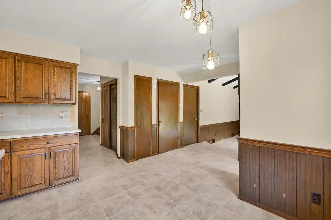 5th image of 15100 W Glendale Dr Dr, New Berlin, WI 53151 | MLS# 1975946
