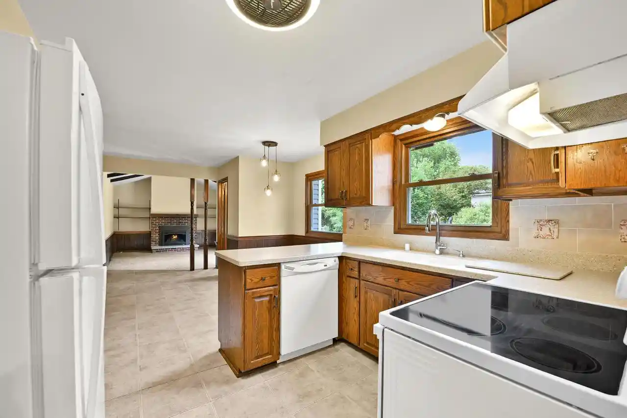 33rd image of 15100 W Glendale Dr Dr, New Berlin, WI 53151 | MLS# 1975946