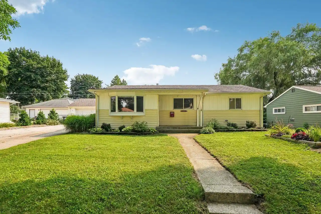 Photo 1 of Single family home for sale at 1633 Aldoro Dr Dr, Waukesha, WI 53188 | MLS# 1975960 | Listing updated on 2026-09-25
