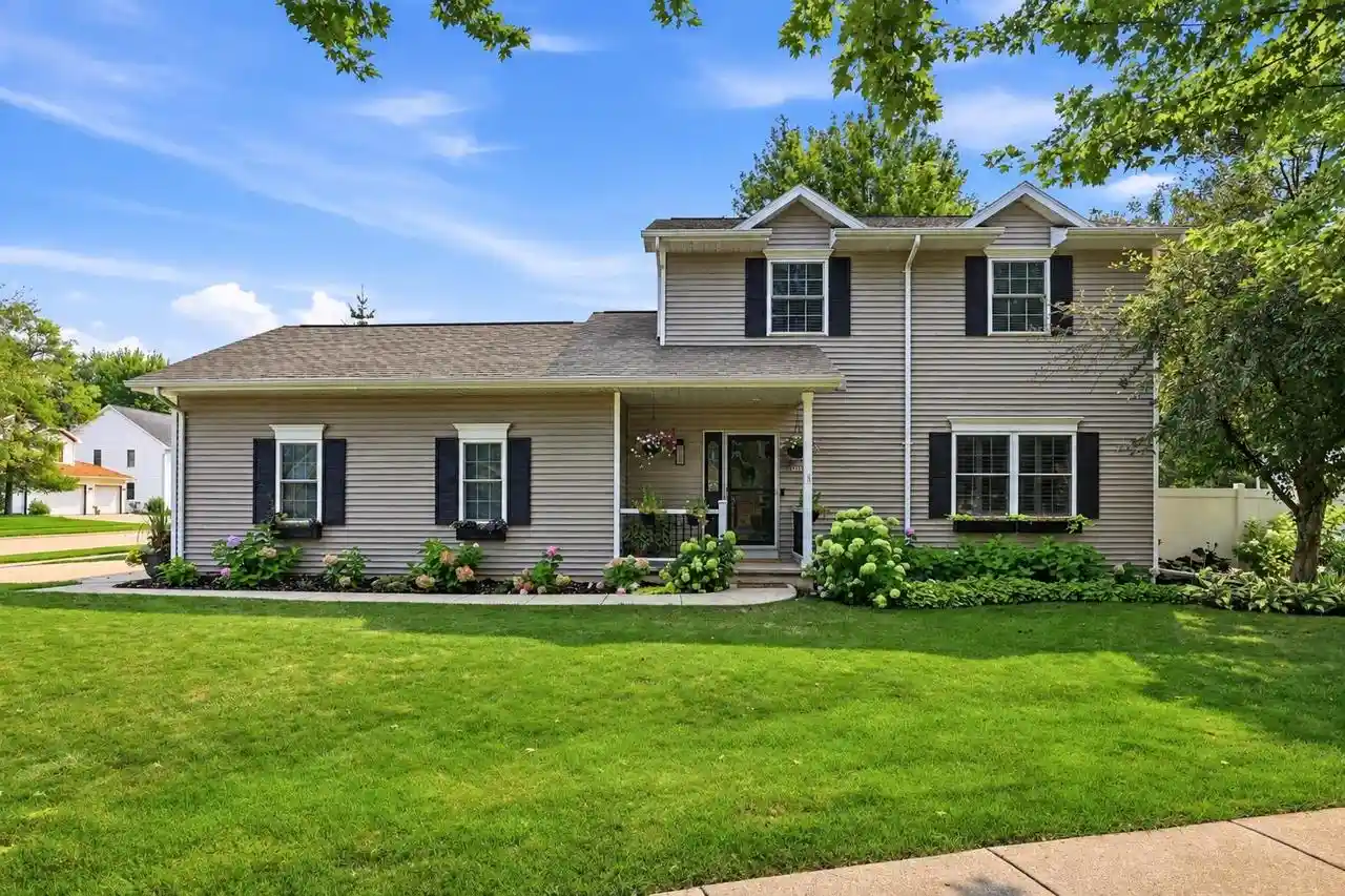 1st image of 1520 Wellington Dr Dr, Oshkosh, WI 54904 | MLS# 50330911