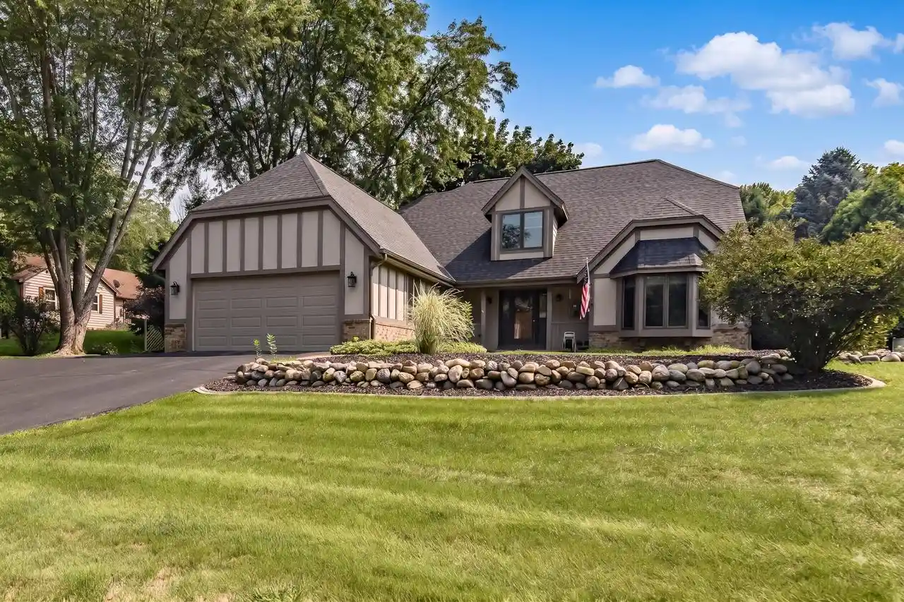 1st image of 643 Cardiff Dr Dr, Hartland, WI 53029 | MLS# 1975978