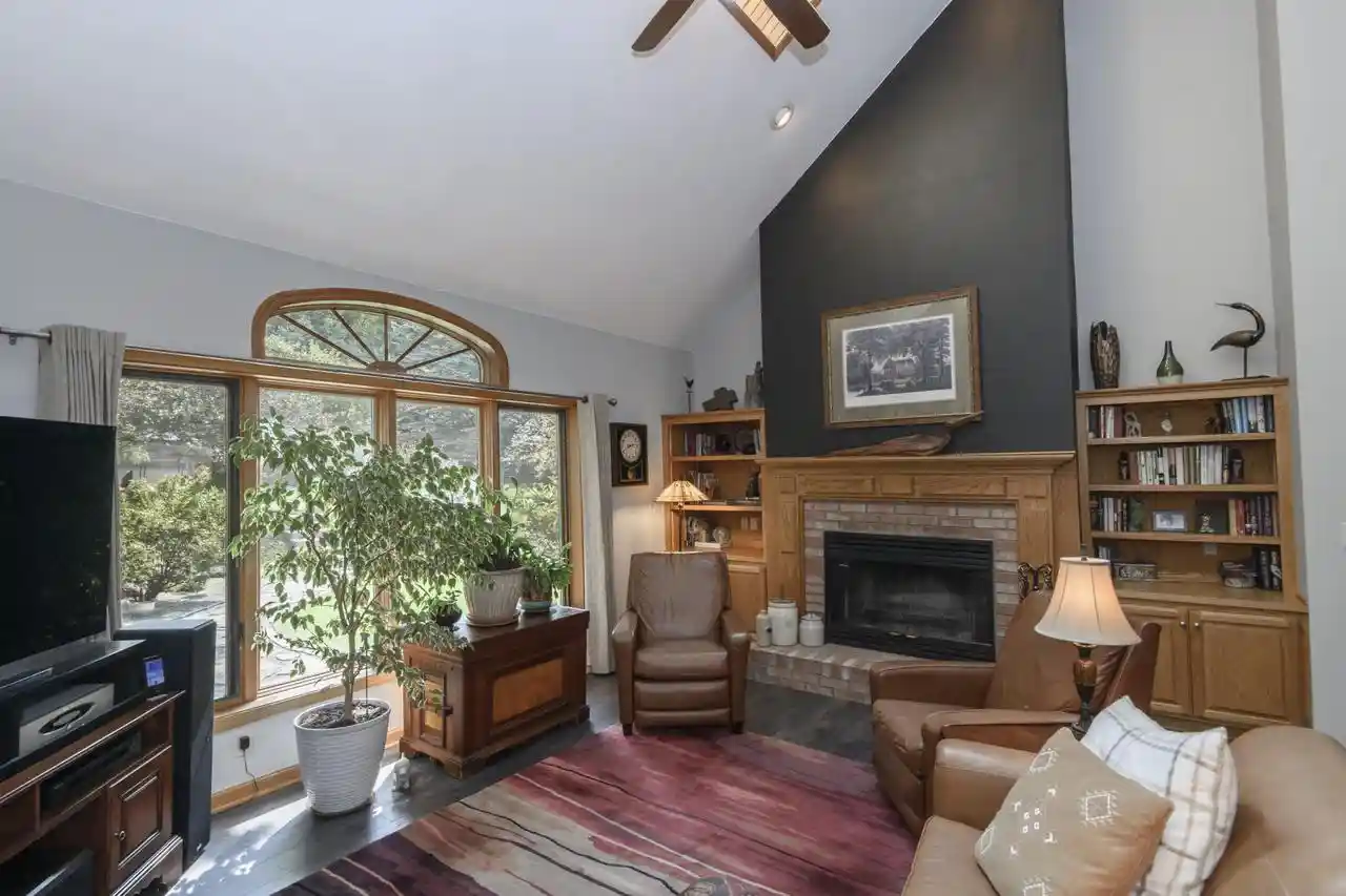 2nd image of 643 Cardiff Dr Dr, Hartland, WI 53029 | MLS# 1975978