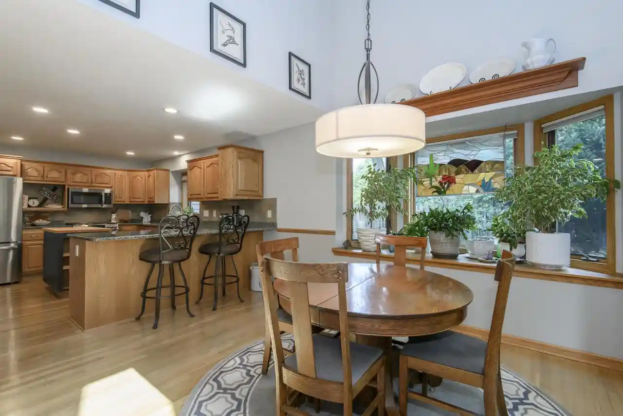 4th image of 643 Cardiff Dr Dr, Hartland, WI 53029 | MLS# 1975978