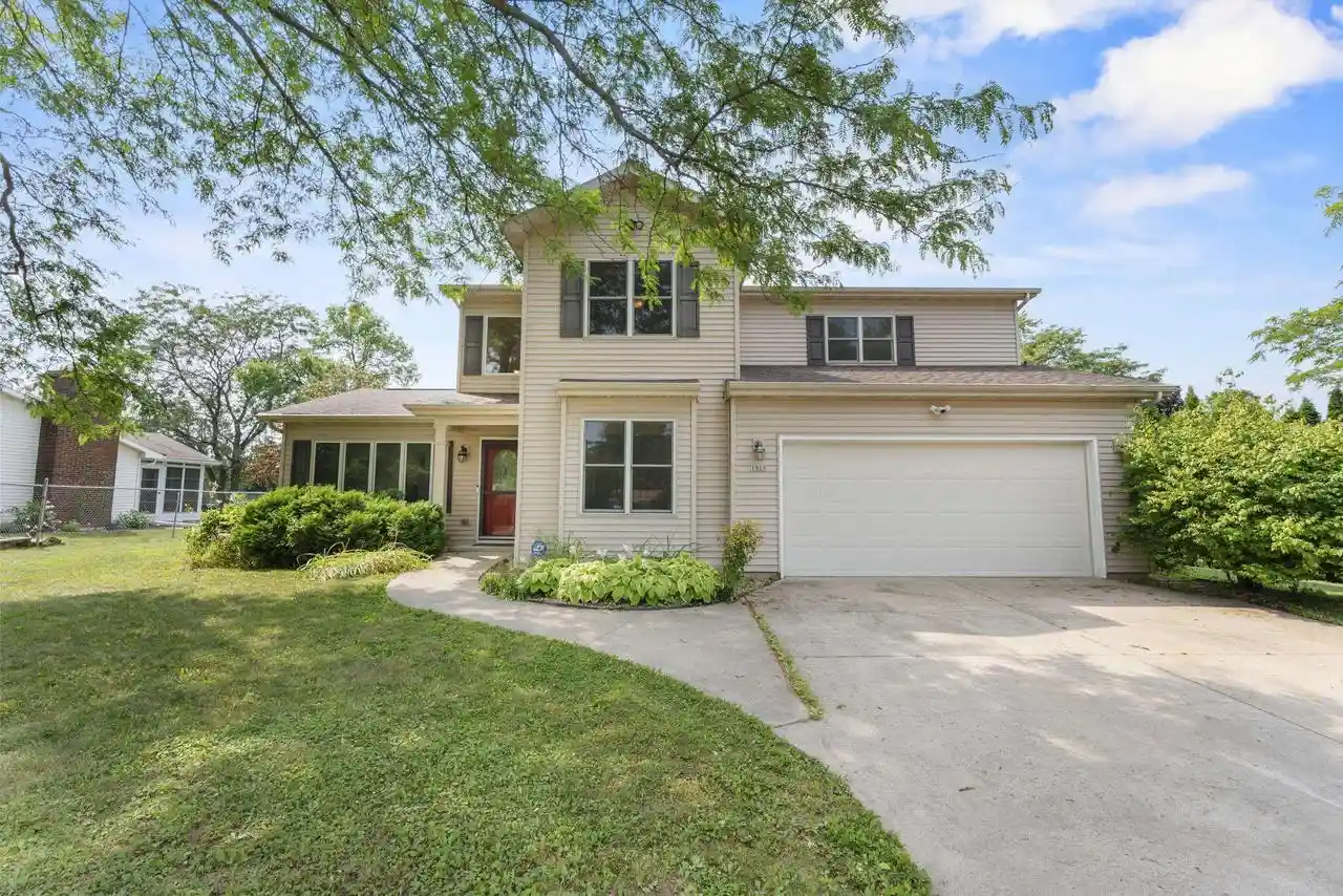 1st image of 1325 S Westhaven Dr Dr, Oshkosh, WI 54904 | MLS# 50330921